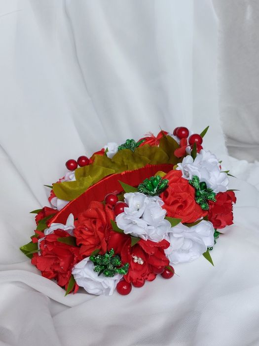 Wianek na głowę czerwony z białym / opaska z kwiatami