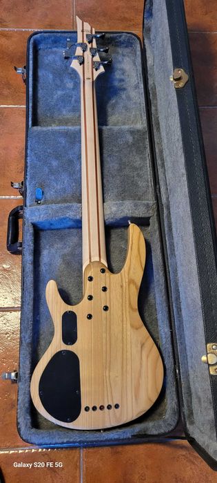 Baixo 5 cordas fretless!