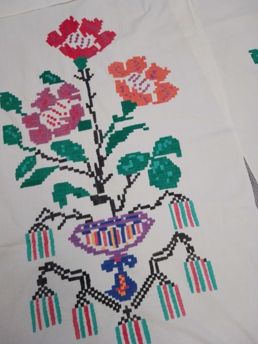 Яскраво вишитий рушник.