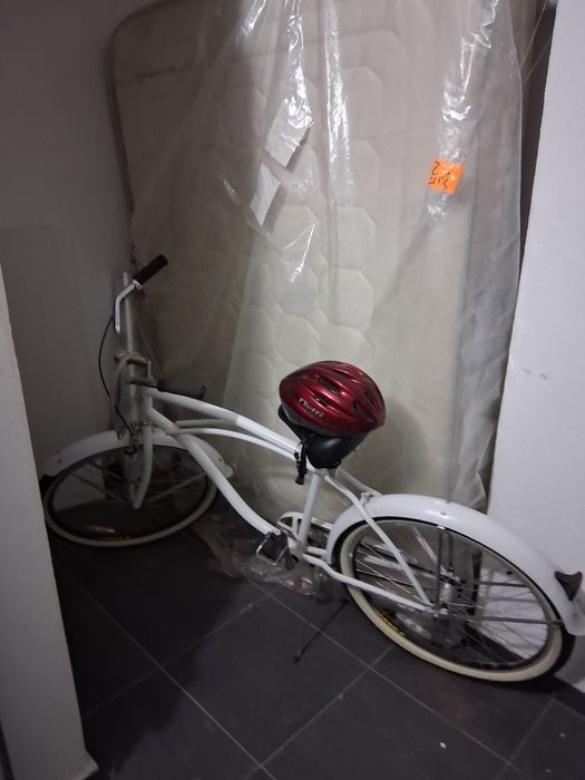 1  bicicleta com 2 capacetes e 2 locks                     + 1 colchão usado apenas 4 x fe casal 195x150