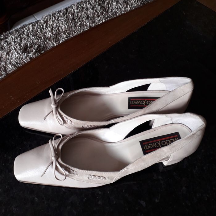 Sapatos bege com tacão