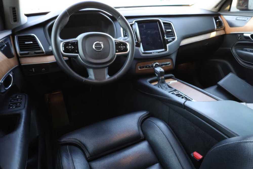 Volvo XC90      2019