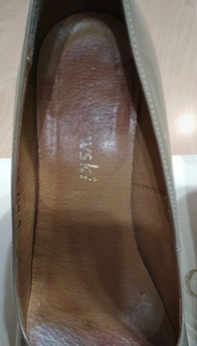 Buty na wąskim obcasie beżowe szydłowski