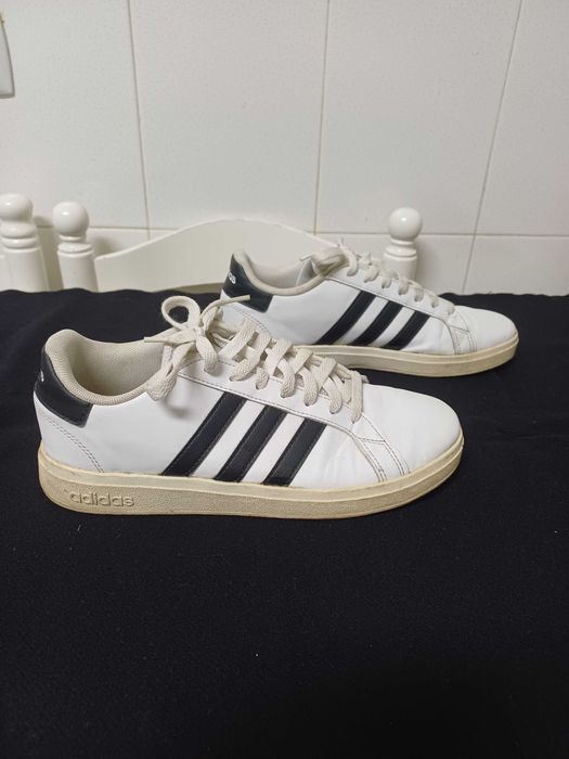 Ténis Adidas brancos Nº38.5