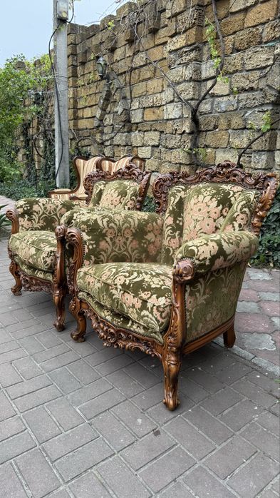 Кресла антикварные в резном каркасе, из Европы