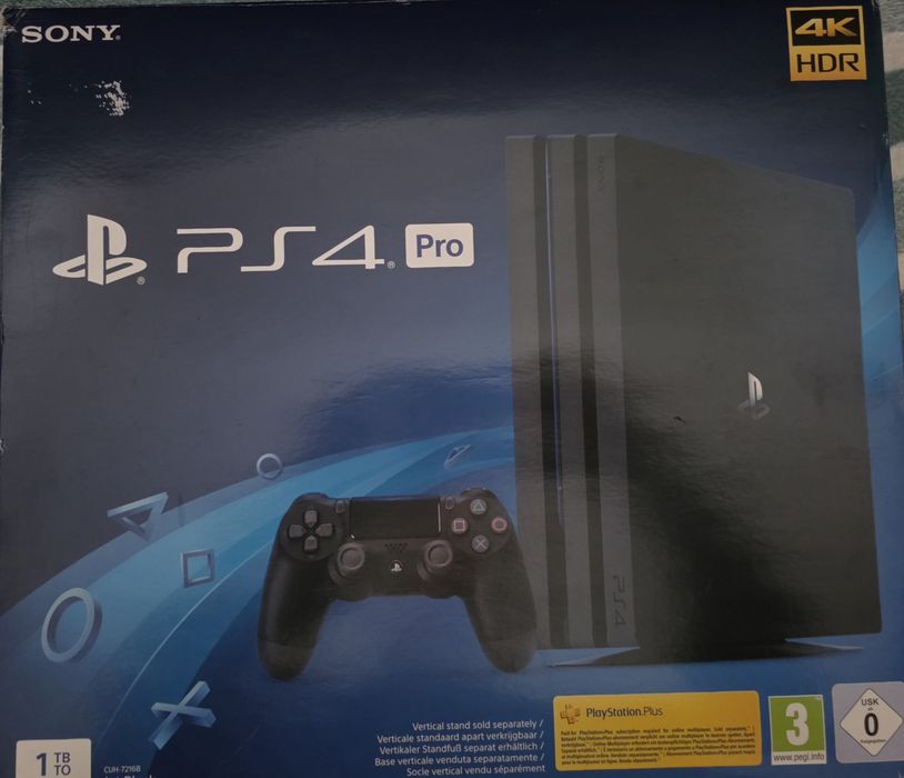 PS4 Pro 1TB COM CAIXA DE ORIGEM, 2 comandos, Desbloqueada e possibilidade de Fifa 27 a pedido.