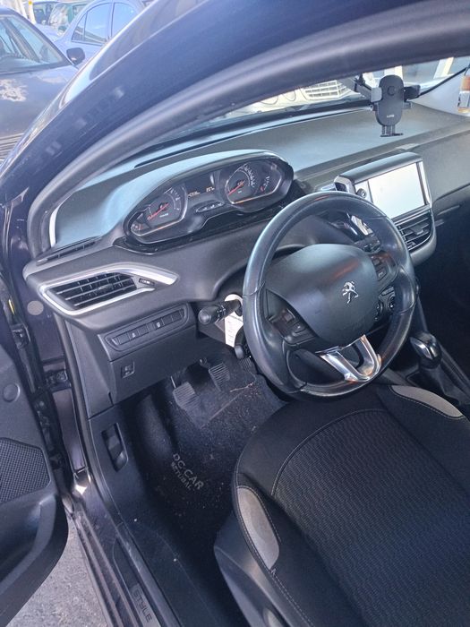 Peugeot 208 usado em muito bom estado