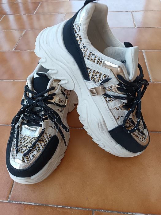 Sapatilhas pretas e douradas