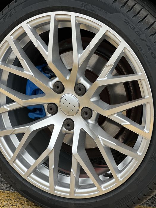 Vendo jantes 18 com pnus novos pirelli