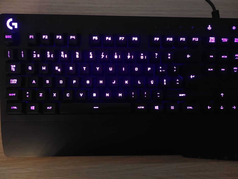 Teclado Logitech G213