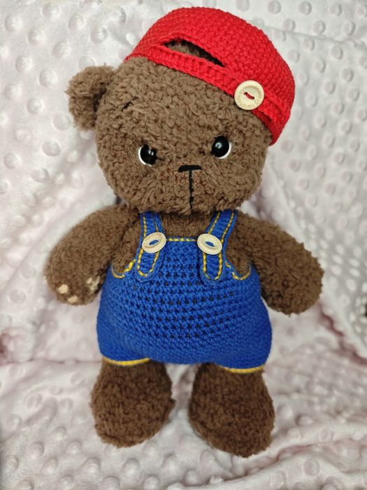 Maskotka miś na szydełku.