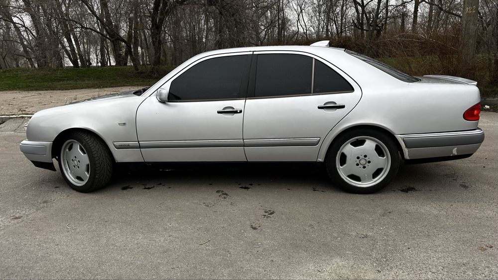 Mercedes-Benz E320 W210