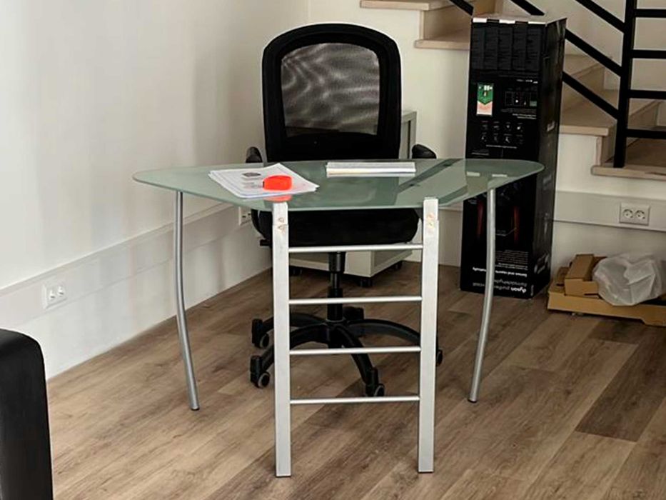 Mesa em vidro temperado com acabamento em inox