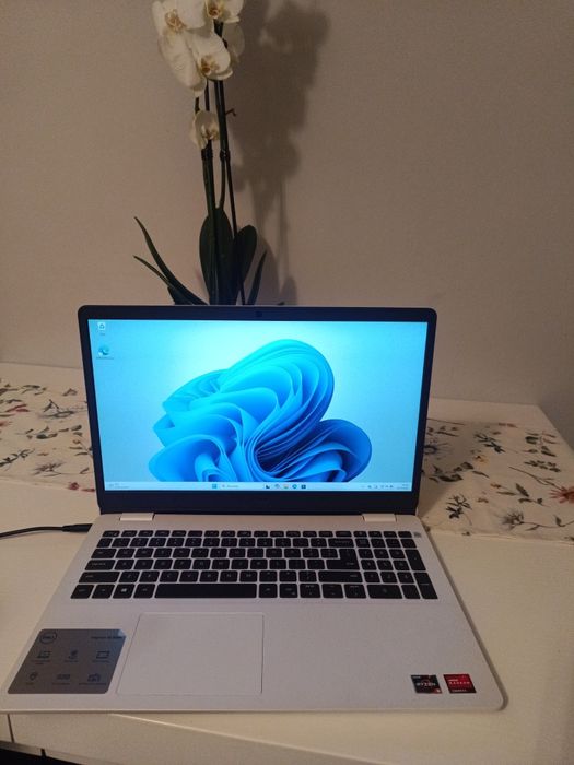 Biały Laptop DELL