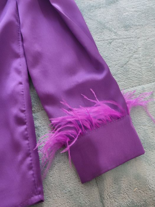 Camisa  roxa com plumas