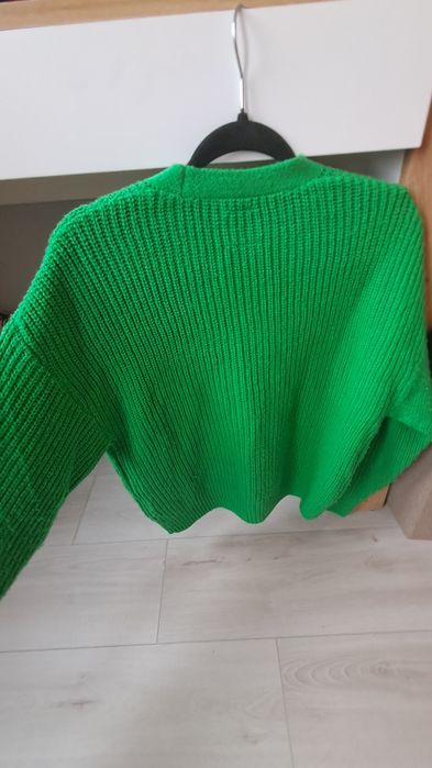 zielony sweter z guzikami