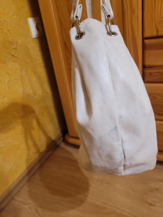 Biała torebka do ręki.