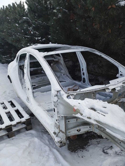 Задняя правая четверть Tesla Model 3 и другие детали кузова.