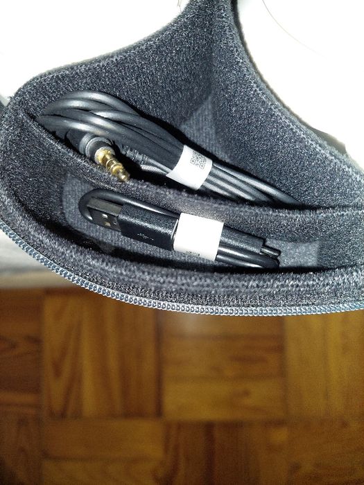 Vendo Auscultadores Bluetooth SONY ULT novos. Cor Branco