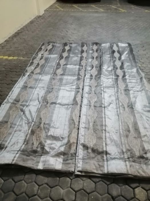 2 Cortinas de sala acetinadas+colcha antiga+toalha  redonda