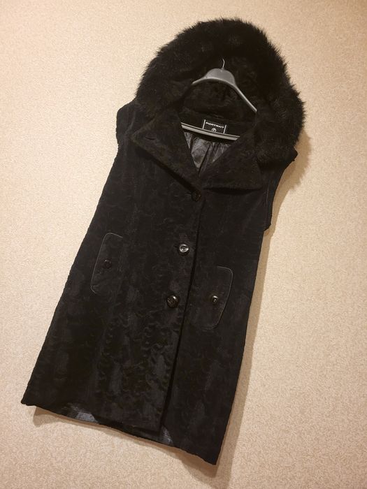 Длинная меховая жилетка