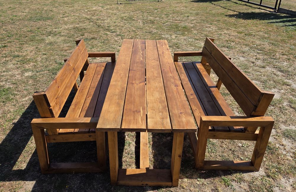meble ogrodowe drewniane stół i ławki