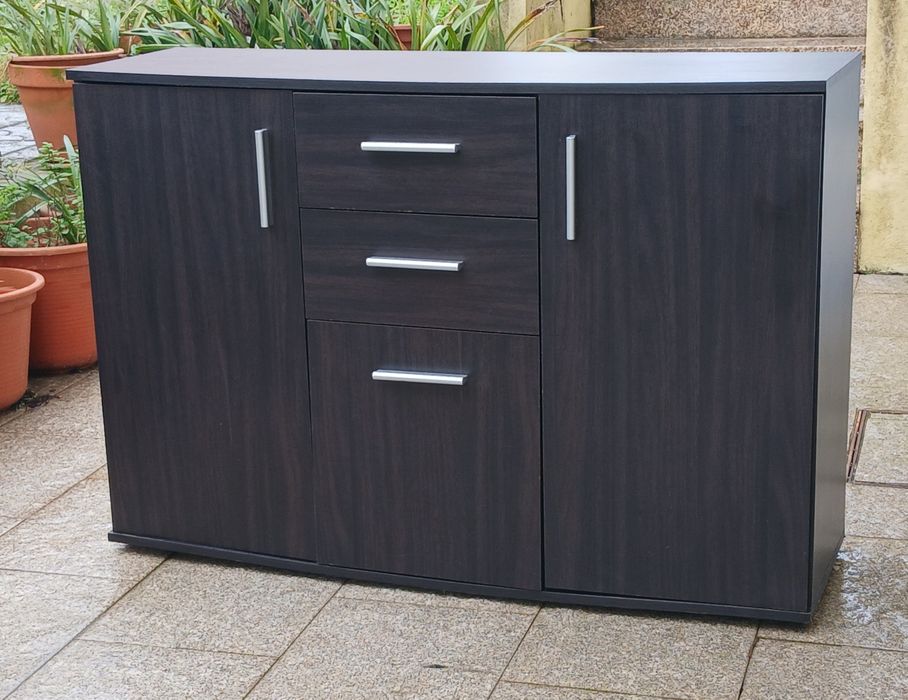 Vendo APARADOR MODERNO com 3 portas, prateleiras e 2 gavetas como novo