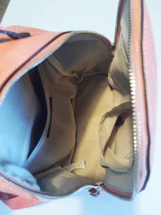 Mochila de Senhora cor rosa, em ótimo estado.