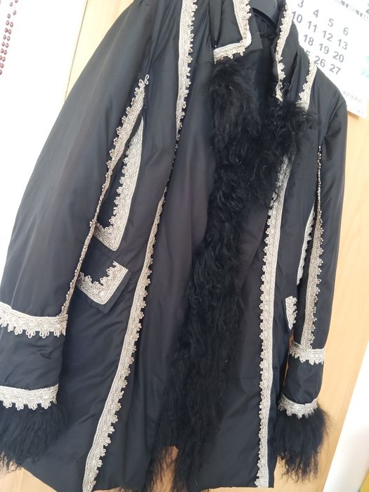 Casaco preto medieval tamanho L renda e pelo.