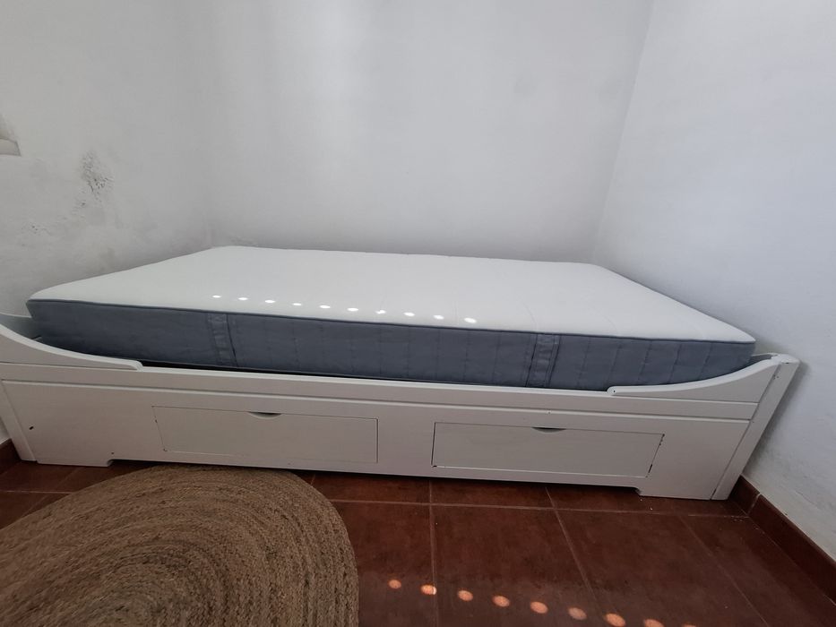 Cama cerejeira com arrumação