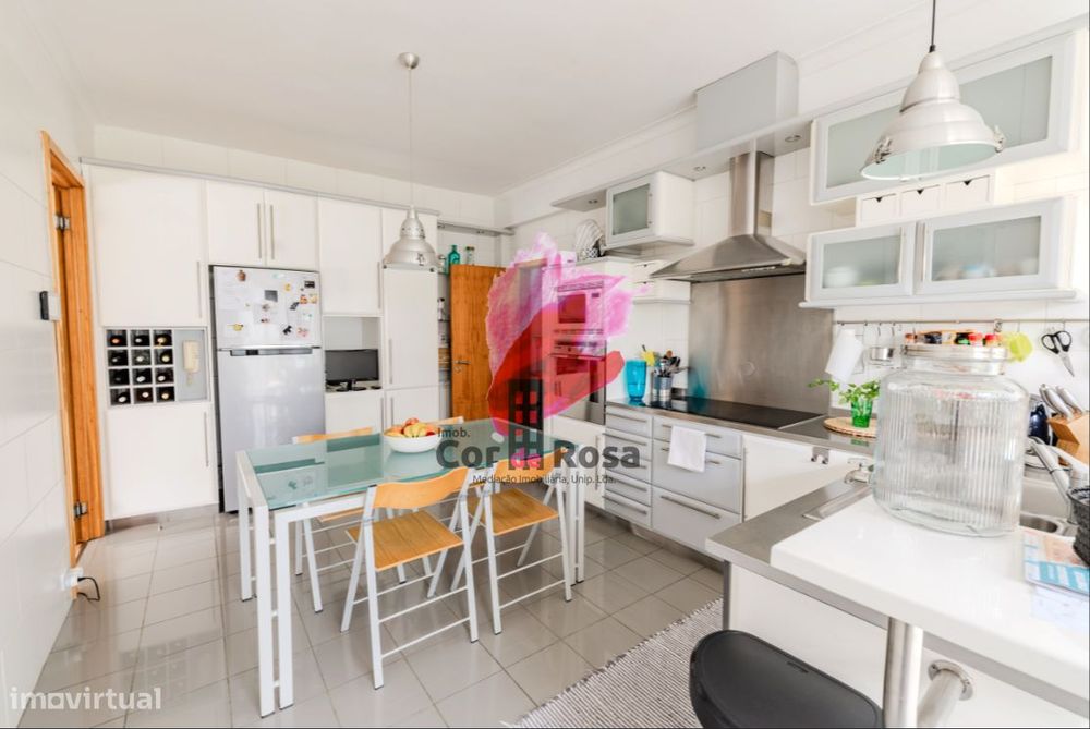 Casa Independente T4 + 2 com Piscina em Localização Privilegiada