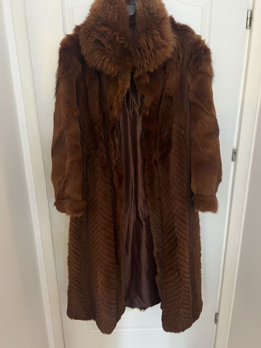 Długie futro z lisa z kołnierzem