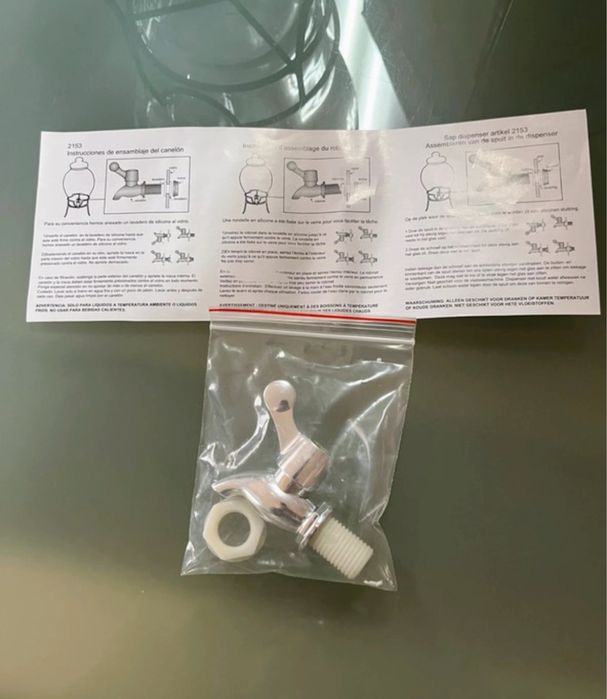 Jarro de vidro com torneira