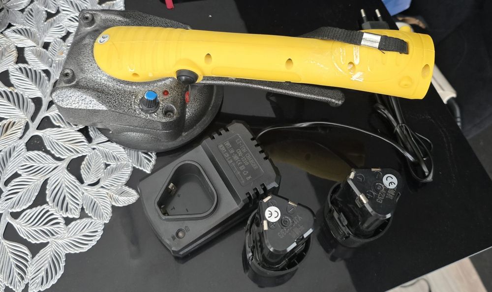 Akumulatorowa przyssawka wibracyjna do plytek 12V