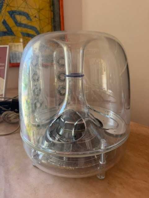 subwoofer transparente de um sistema de alto-falantes Harman Kardon