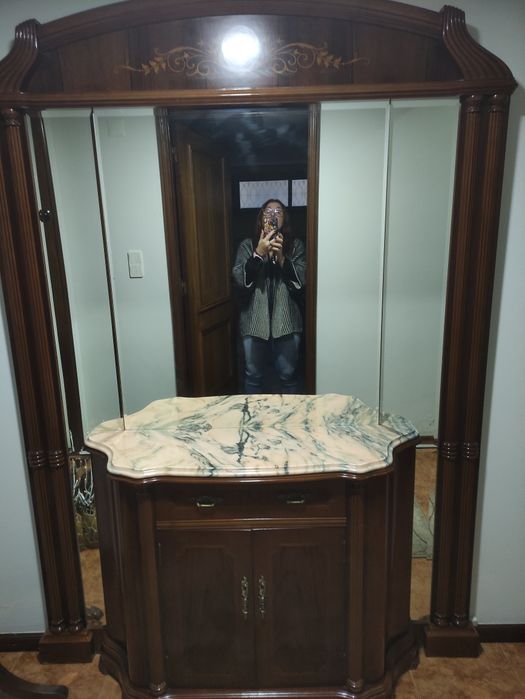 Título: Móvel de Entrada Clássico em Madeira Maciça com Espelho