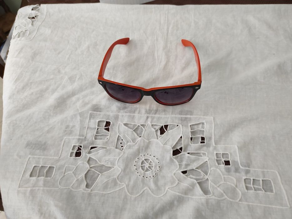 oculos cor-de-laranja e castanhos