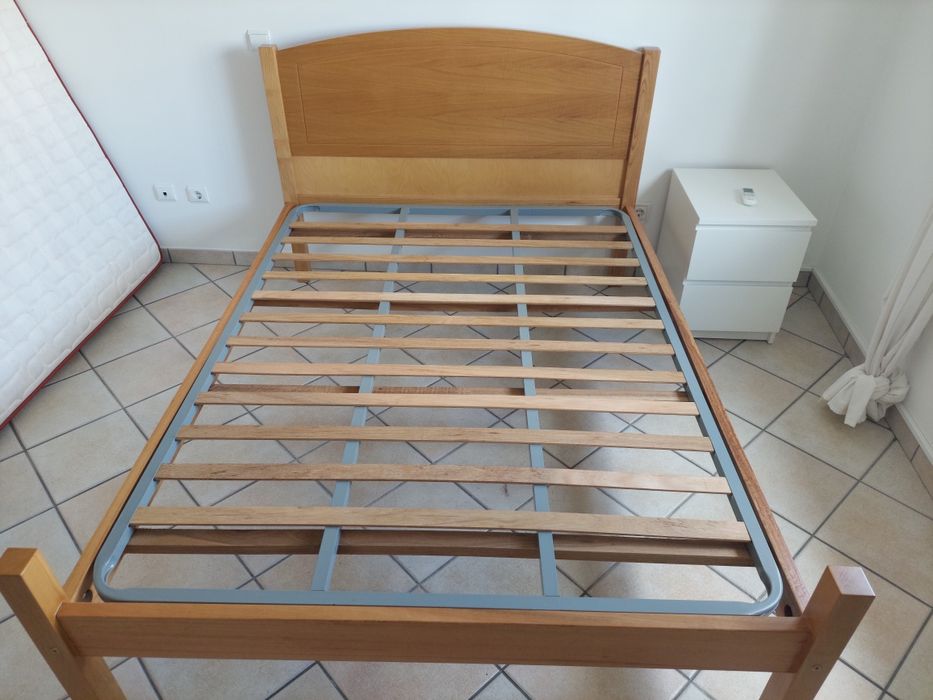 Cama de casal em madeira