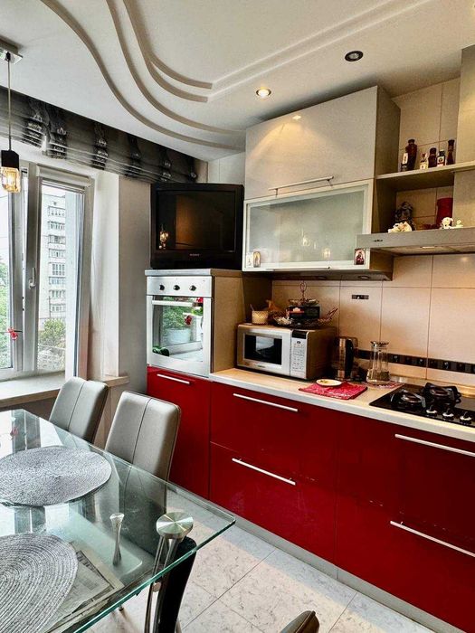 3-кімнатна квартира з ВЕЛИКОЮ кухнею! ! Класна локація! A11