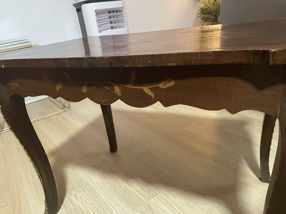 Mesa retangular de apoio estilo Luís XV.