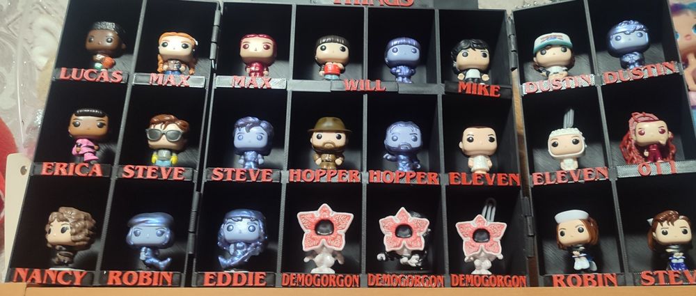 Продам повну колекцію Stranger things kinder joy