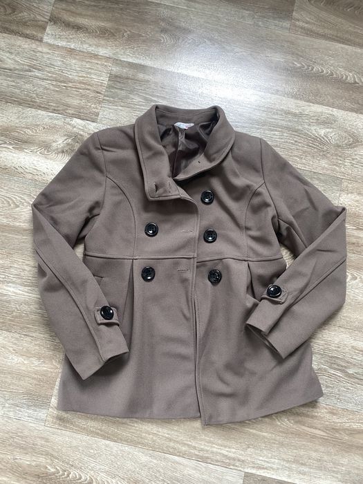 Elegancki brązowy płaszcz bosmanka na guziki made in italy