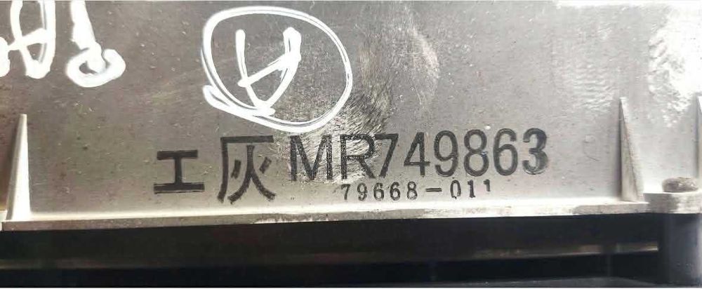 PRZECHYŁOMIERZ Mitsubishi Pajero 1998 MR749863