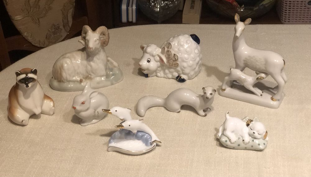 Статуетки фарфорові.