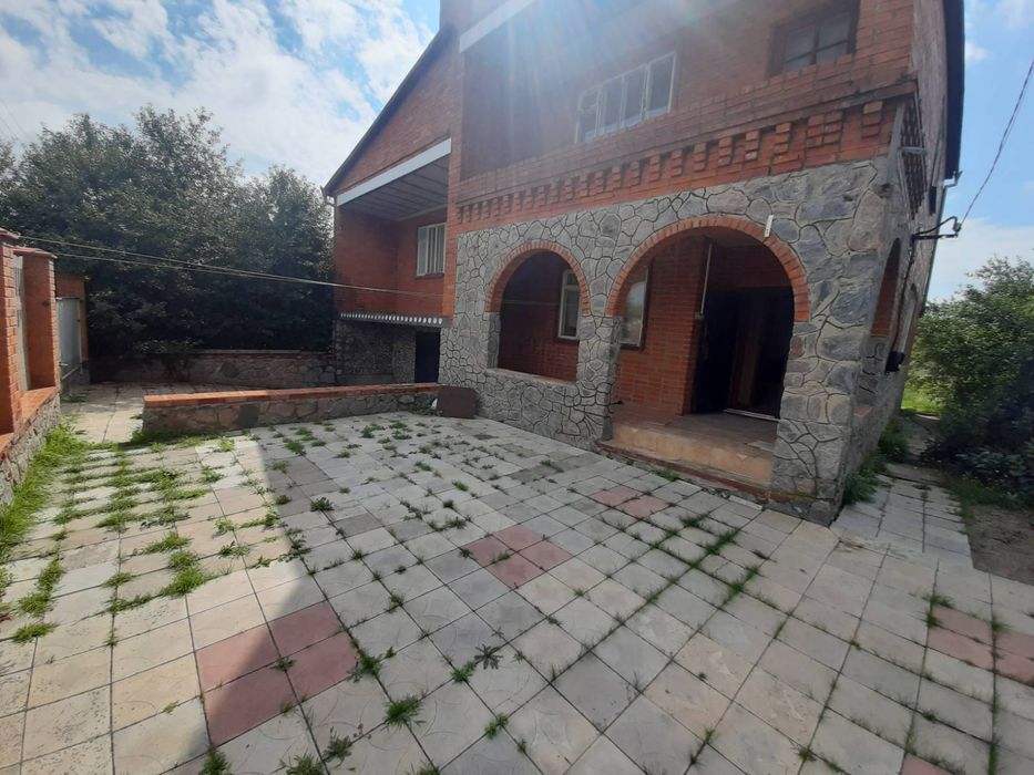 Продам будинок з зручностями іБомбосховищем,5 кімнат