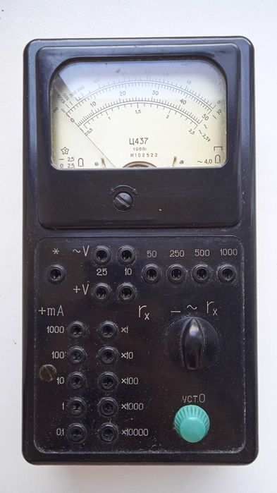 Отвёртки, ключи рожковые, напильники, молотки, кусачки.