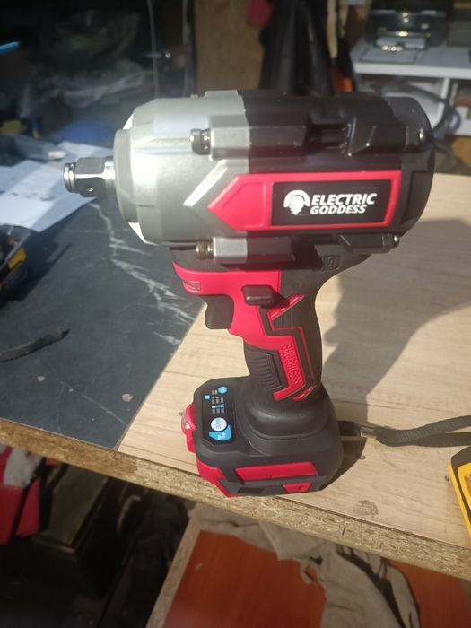 Аккумуляторный ударный гайковёрт