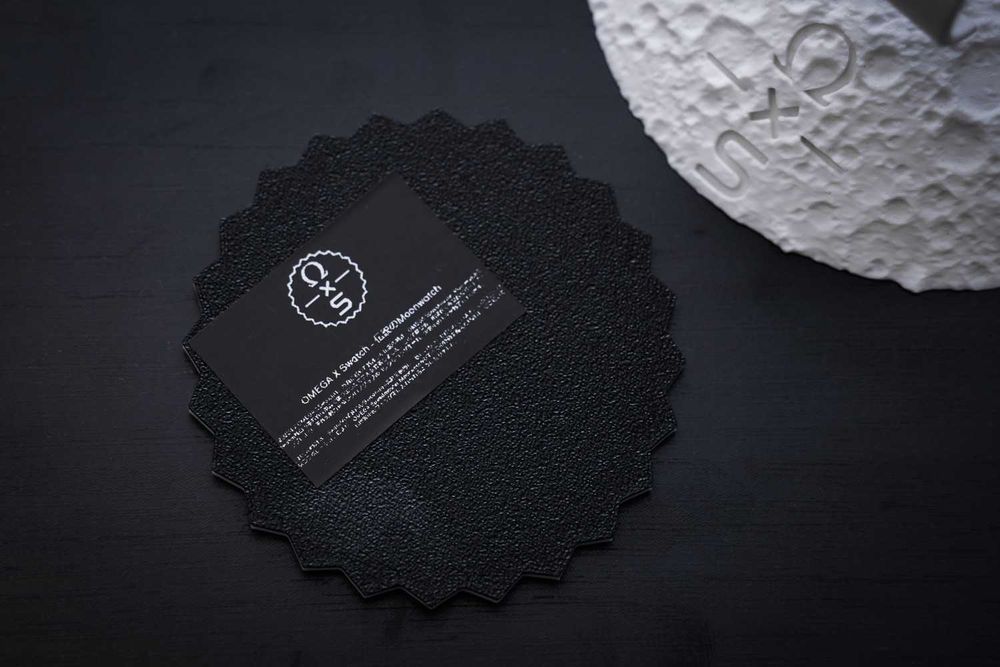 Omega x Swatch MoonSwatch - stojak na zegarek w kształcie księżyca!