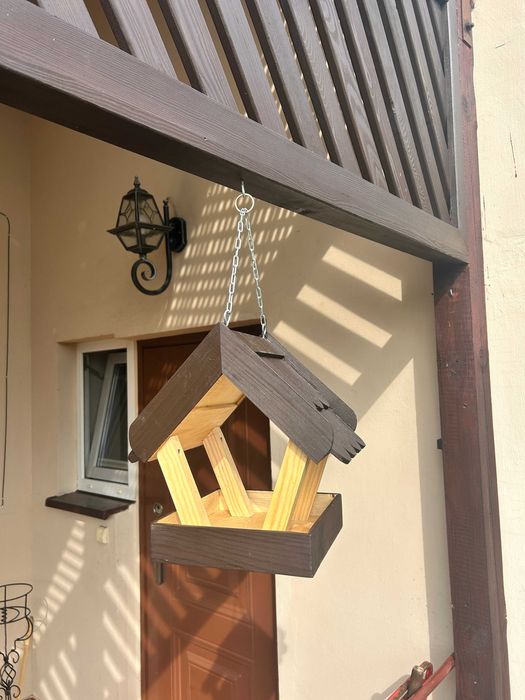 Drewniany karmnik dla ptaków – solidny, ręcznie robiony