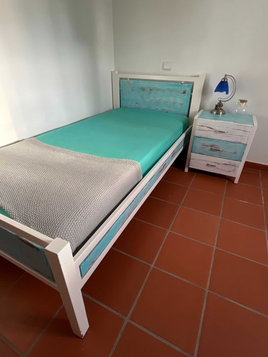 Conjunto Cama de Solteiro e Mesa de Cabeceira